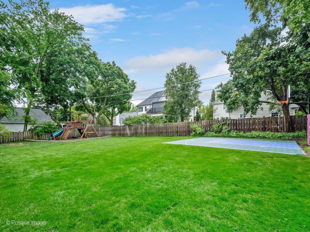 Image 46 of property listing at 30 Waverly Avenue, Clarendon Hills, IL 60514