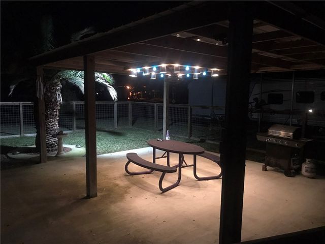 216 S Lake Dr, Rockport, TX 78382