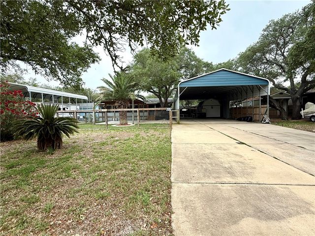 216 S Lake Dr, Rockport, TX 78382