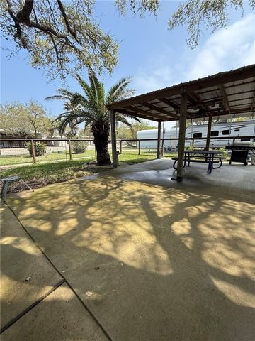 216 S Lake Dr, Rockport, TX 78382
