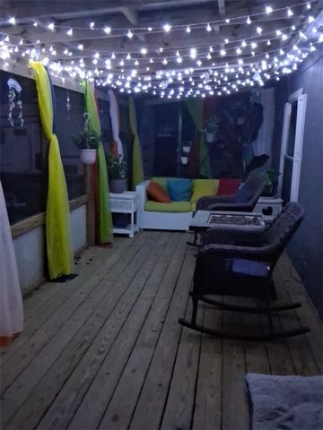216 S Lake Dr, Rockport, TX 78382