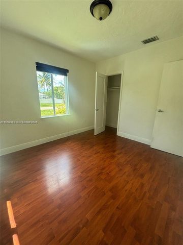 1015 NE 112th St, Biscayne Park, FL 33161