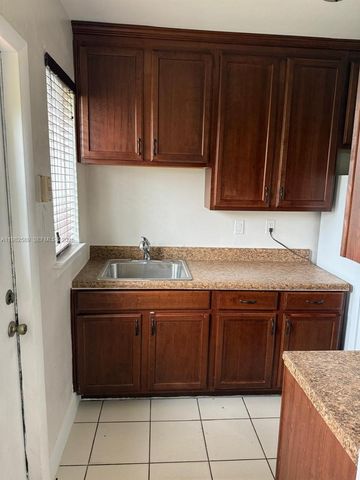 1015 NE 112th St, Biscayne Park, FL 33161