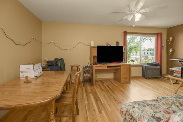 2281 Pond Avenue E, Maplewood, MN 55119
