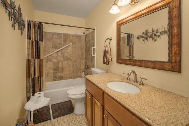 2281 Pond Avenue E, Maplewood, MN 55119