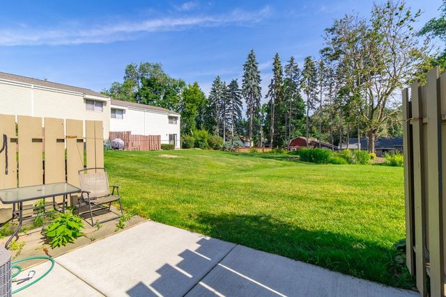 2281 Pond Avenue E, Maplewood, MN 55119
