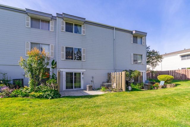 2281 Pond Avenue E, Maplewood, MN 55119