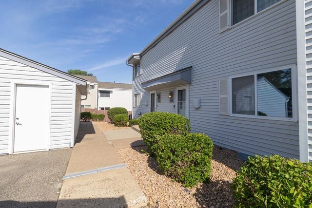 2281 Pond Avenue E, Maplewood, MN 55119