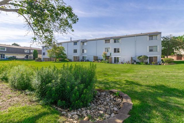 2281 Pond Avenue E, Maplewood, MN 55119