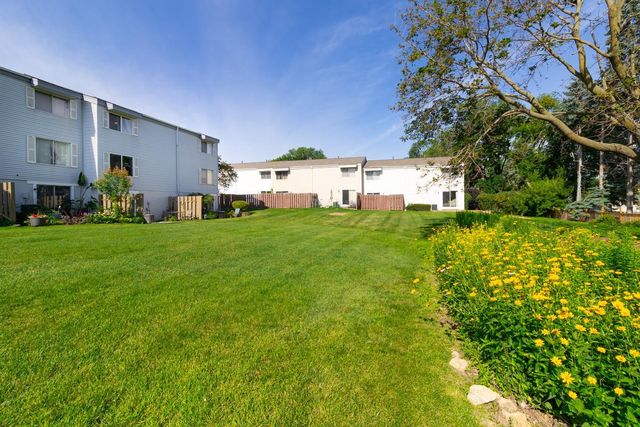 2281 Pond Avenue E, Maplewood, MN 55119