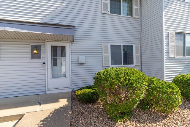 2281 Pond Avenue E, Maplewood, MN 55119