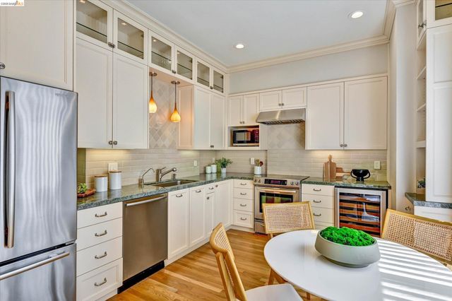 200 Lakeside Dr 801, Oakland, CA 94612