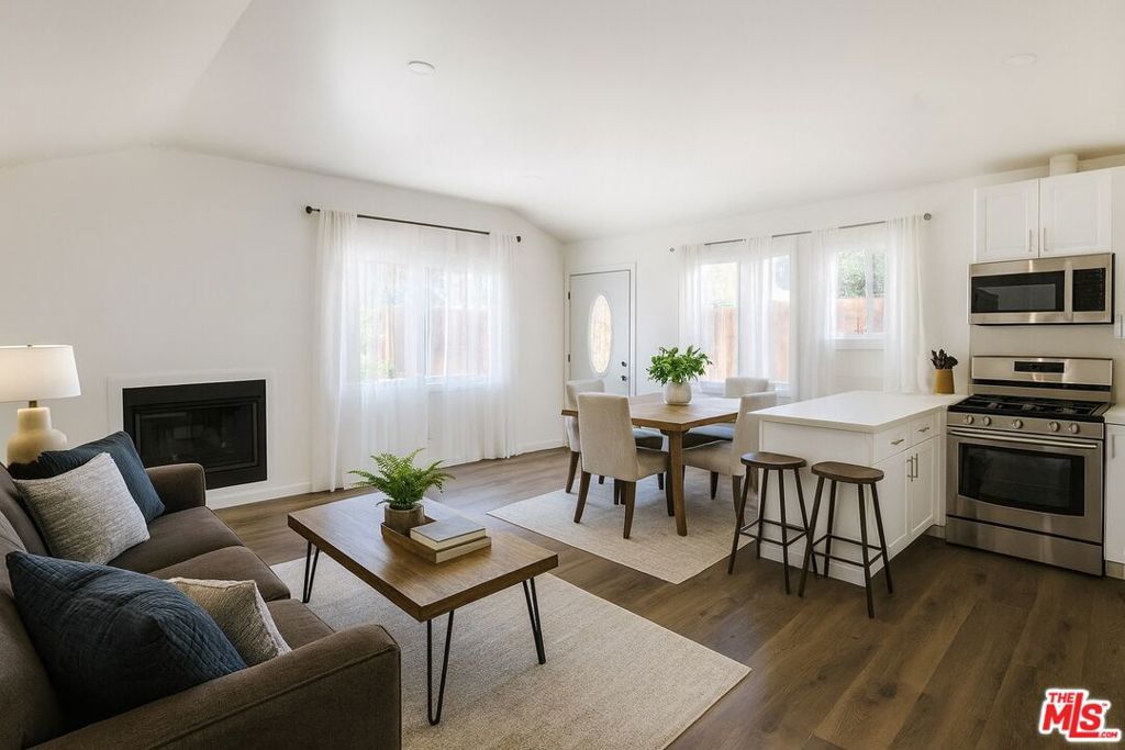 7467 N Forbes Avenue, Lake Balboa, CA 91406