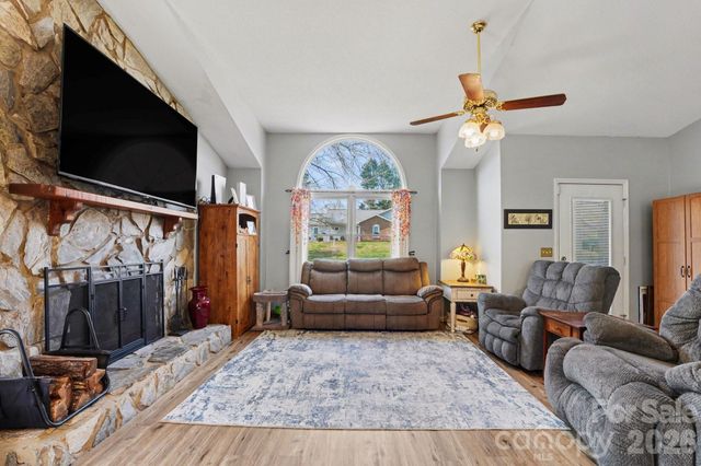 1163 Hidden Creek Circle, Hickory, NC 28602