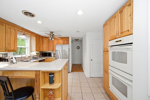 616 Cooley St, Springfield, MA 01128