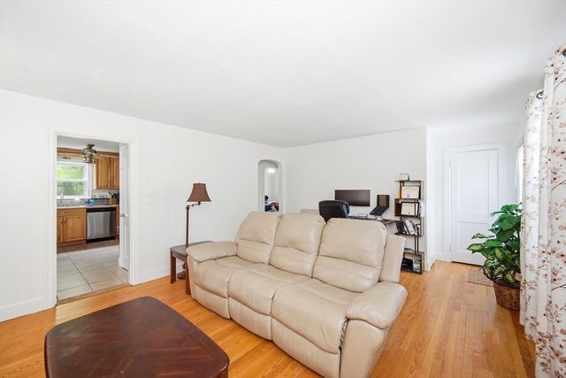 616 Cooley St, Springfield, MA 01128