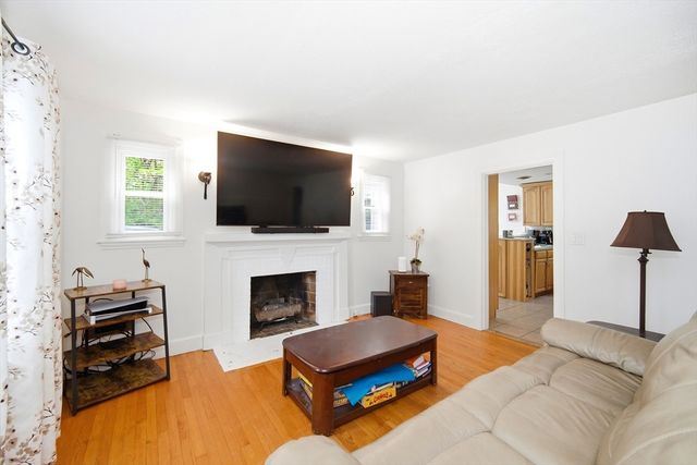 616 Cooley St, Springfield, MA 01128