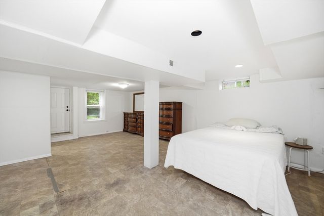 616 Cooley St, Springfield, MA 01128