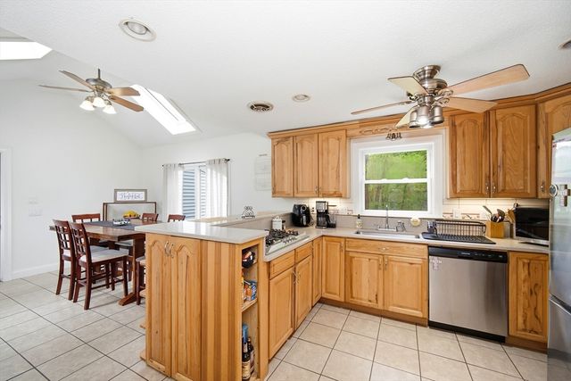616 Cooley St, Springfield, MA 01128