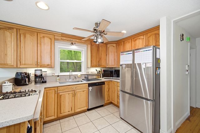 616 Cooley St, Springfield, MA 01128
