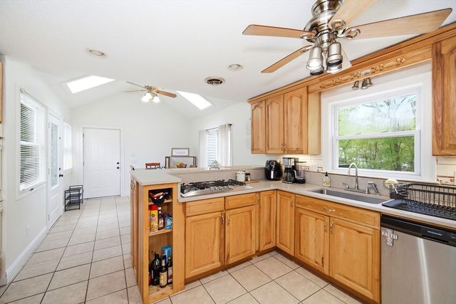 616 Cooley St, Springfield, MA 01128