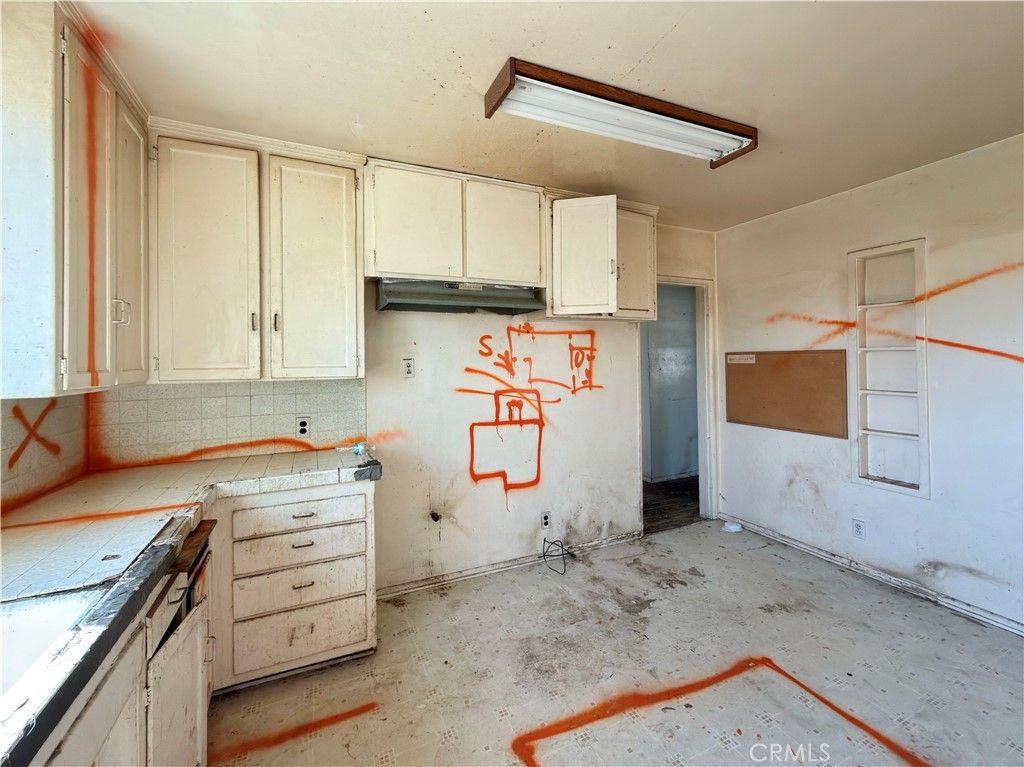 Image 13 of property listing at 2516 W 164th Street, Torrance, CA 90504