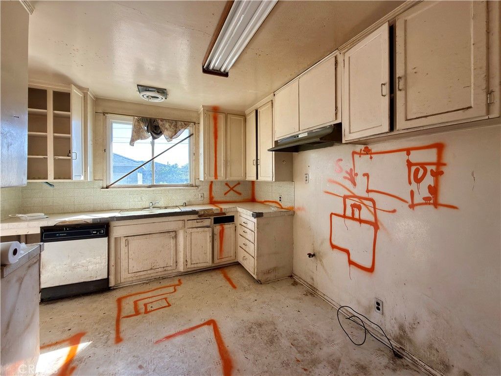 Image 14 of property listing at 2516 W 164th Street, Torrance, CA 90504