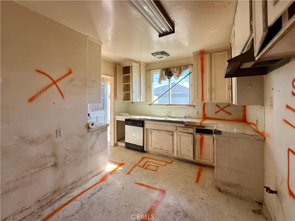 Image 16 of property listing at 2516 W 164th Street, Torrance, CA 90504