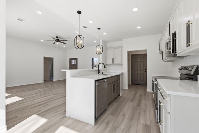 609 W Washington Avenue, Whitney, TX 76692