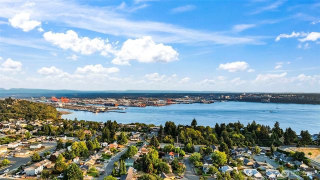 1822 Copalis Street NE, Tacoma, WA 98422