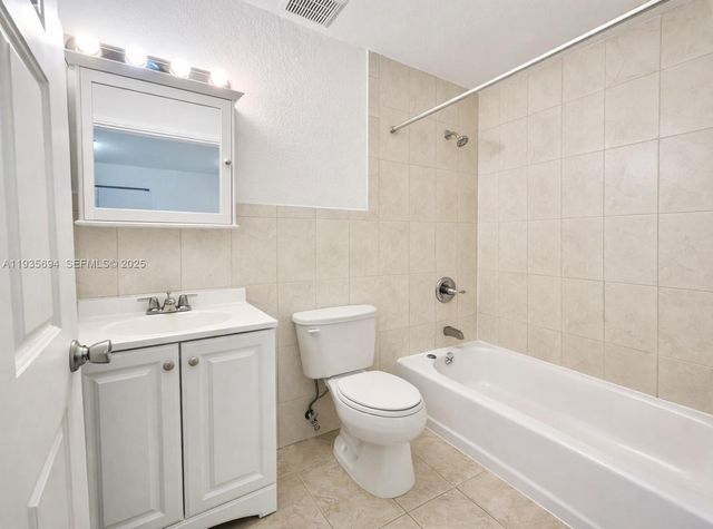 2471 NW 18th Ter A, Miami, FL 33125