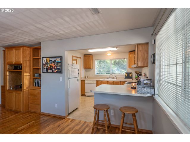 881 Ne NEWTON CREEK Dr, Roseburg, OR 97470