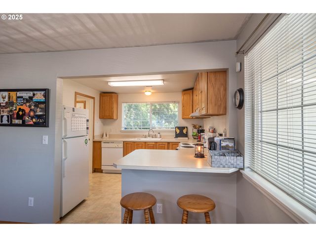 881 Ne NEWTON CREEK Dr, Roseburg, OR 97470