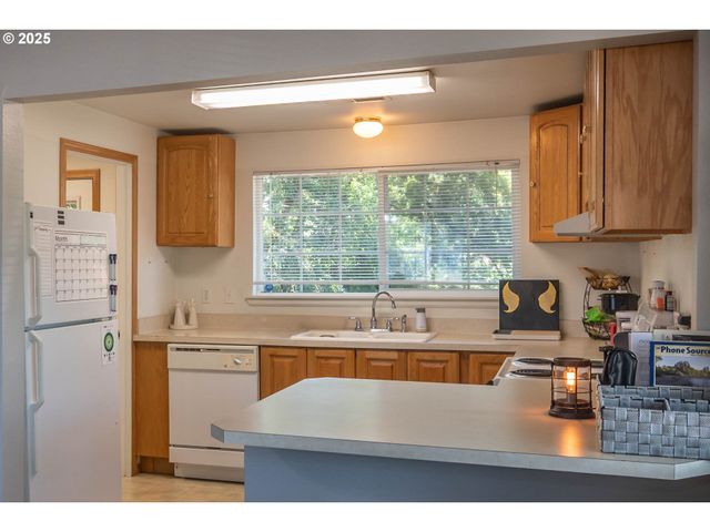 881 Ne NEWTON CREEK Dr, Roseburg, OR 97470