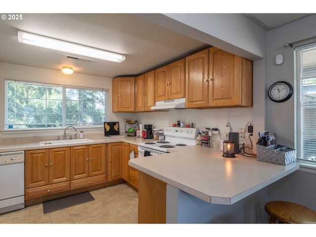 881 Ne NEWTON CREEK Dr, Roseburg, OR 97470