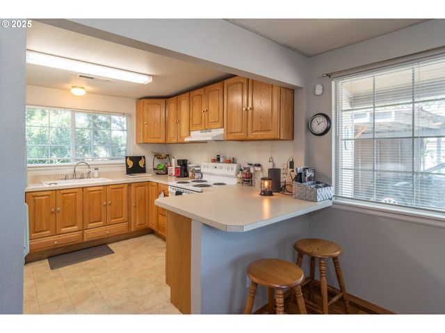 881 Ne NEWTON CREEK Dr, Roseburg, OR 97470
