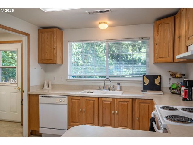 881 Ne NEWTON CREEK Dr, Roseburg, OR 97470