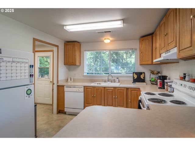 881 Ne NEWTON CREEK Dr, Roseburg, OR 97470