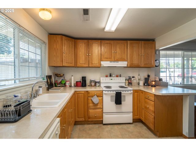 881 Ne NEWTON CREEK Dr, Roseburg, OR 97470