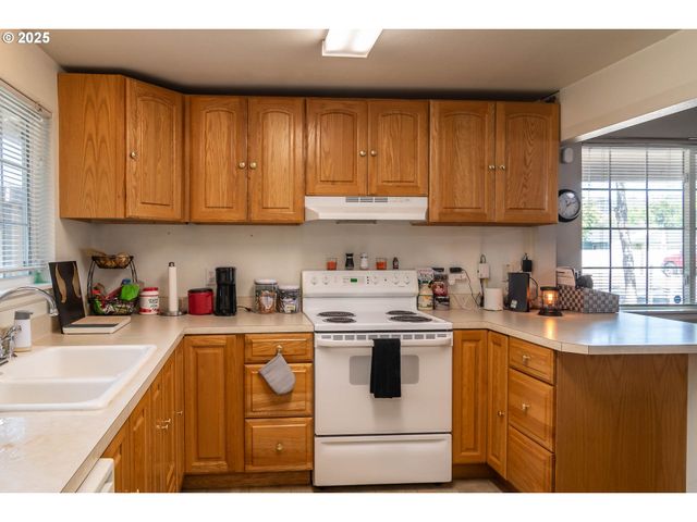 881 Ne NEWTON CREEK Dr, Roseburg, OR 97470