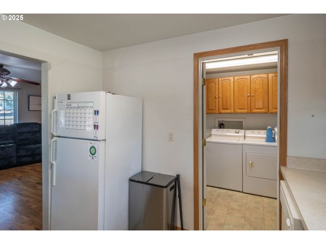 881 Ne NEWTON CREEK Dr, Roseburg, OR 97470