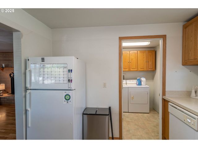 881 Ne NEWTON CREEK Dr, Roseburg, OR 97470