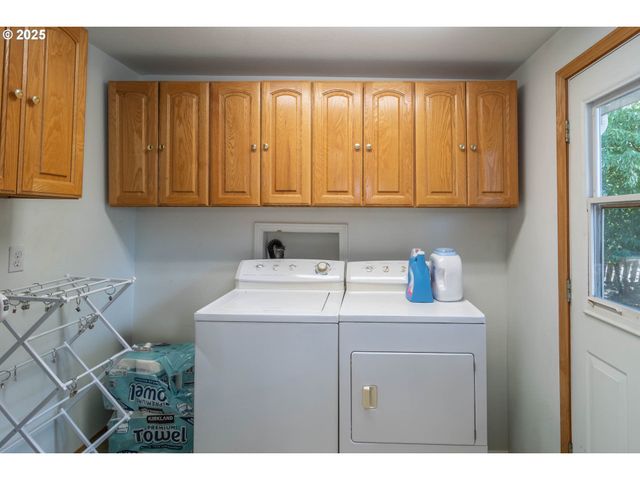 881 Ne NEWTON CREEK Dr, Roseburg, OR 97470