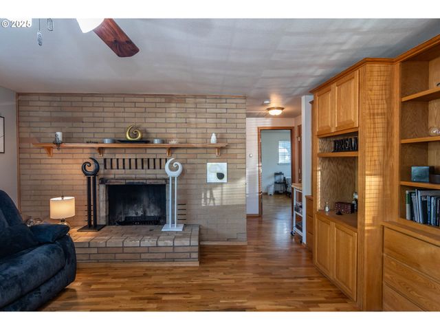 881 Ne NEWTON CREEK Dr, Roseburg, OR 97470