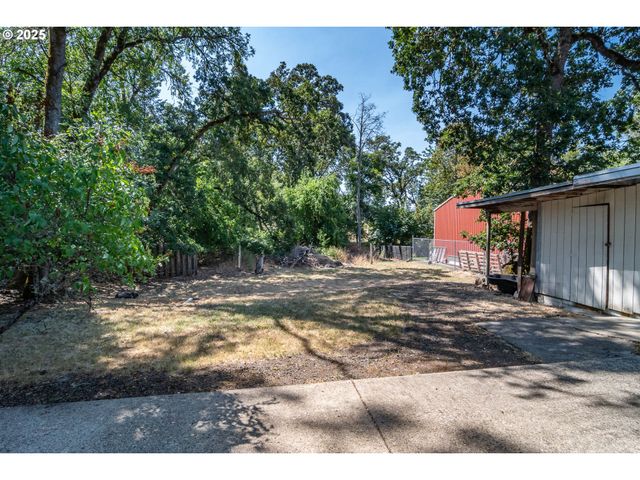 881 Ne NEWTON CREEK Dr, Roseburg, OR 97470