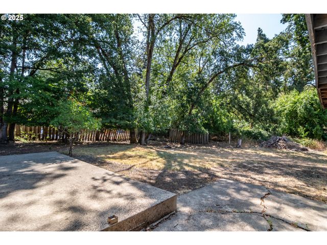 881 Ne NEWTON CREEK Dr, Roseburg, OR 97470