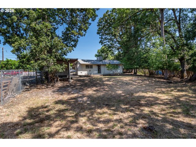 881 Ne NEWTON CREEK Dr, Roseburg, OR 97470
