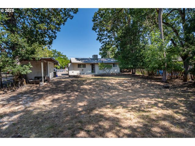 881 Ne NEWTON CREEK Dr, Roseburg, OR 97470