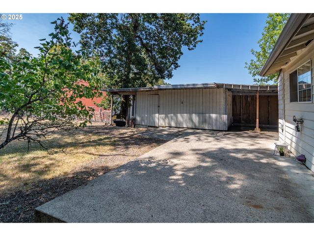 881 Ne NEWTON CREEK Dr, Roseburg, OR 97470