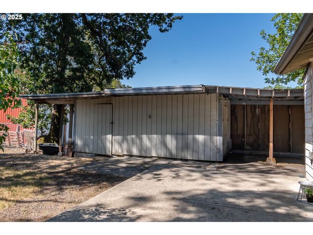 881 Ne NEWTON CREEK Dr, Roseburg, OR 97470